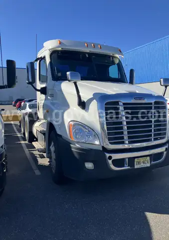 2015 Freightliner Cascadia 125 Tandem-Axle Daycab