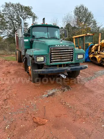 1999 Mack RD688S - Water Truck