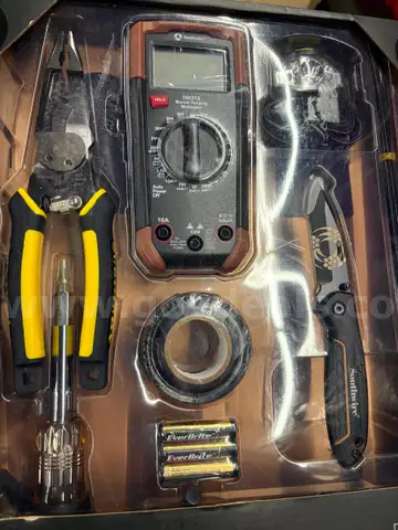 ELECTRICIANS TOOL SET - CAN SHIP!! MA