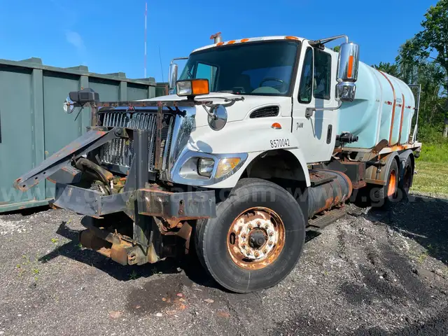 2003 International 7400 Tank Truck and 8.7L L6 DIESEL