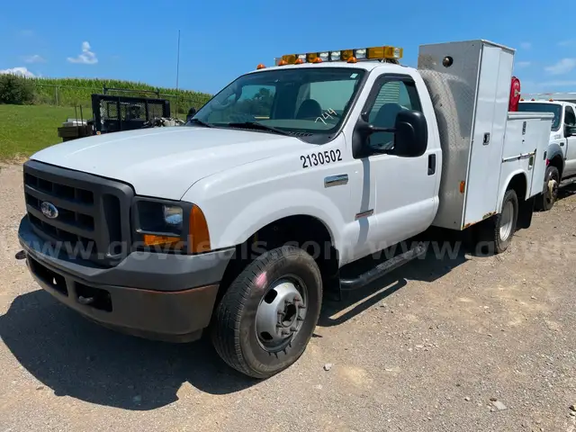 2005 Ford F-350 SD XL 4WD DRW Utility Body with 6.0L V8 Diesel