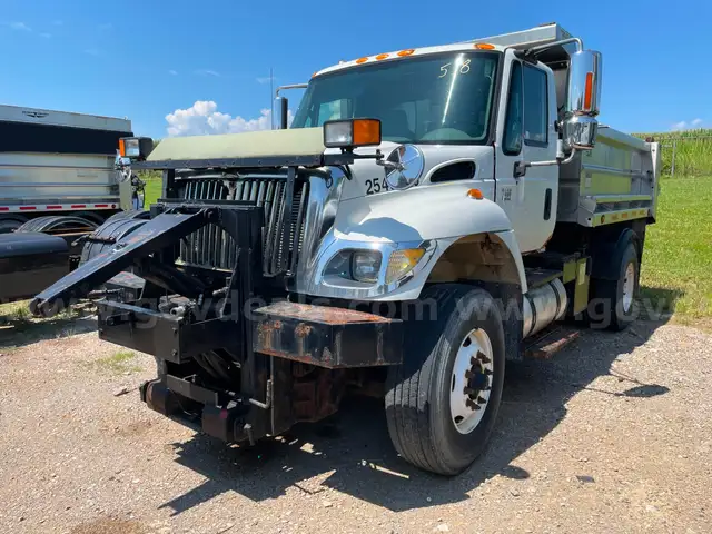 2005 International 7400 Single Axle Dump Truck with 7.6L L6 DIESEL