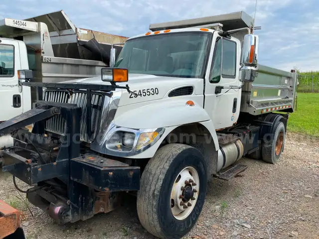 2006 International 7400 Single Axle Dump Truck with 9.3L L6 DIESEL