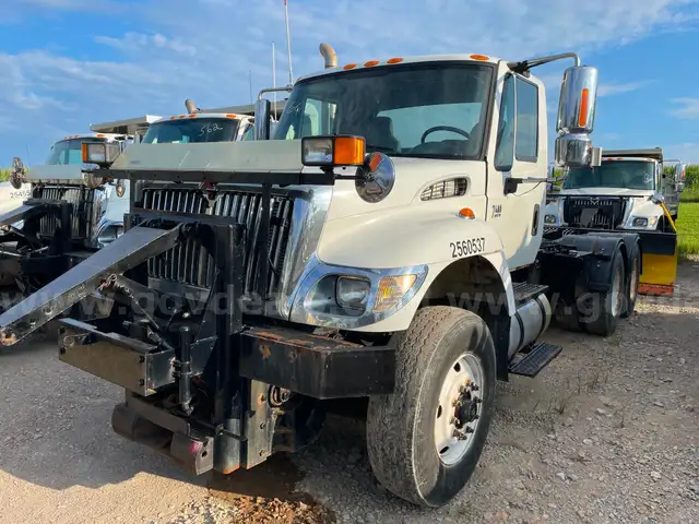 2007 International 7400 Tandem Axle Cab/Chassis with 9.3L L6 DIESEL