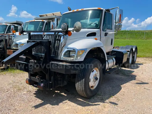 2007 International 7400 Cab/Chassis with 9.3L L6 DIESEL