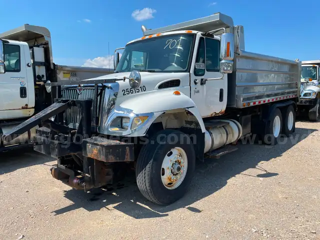 2003 International 7400 Tandem Axle Dump Truck with 8.7L L6 DIESEL