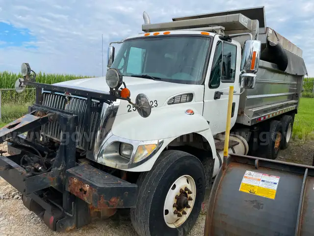 2005 International 7400 Tandem Axle Dump Truck with 9.3L L6 DIESEL