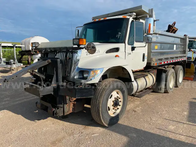 2006 International 7400 Tandem Axle Dump Truck with 9.3L L6 DIESEL