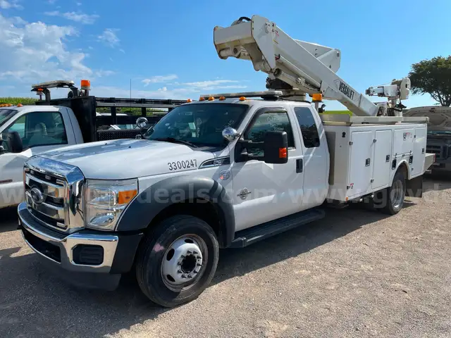 2013 Ford F-550 XLT SD DRW 2WD EXT CAB PICKUP w/ Versalift Crane and 6.7L V8