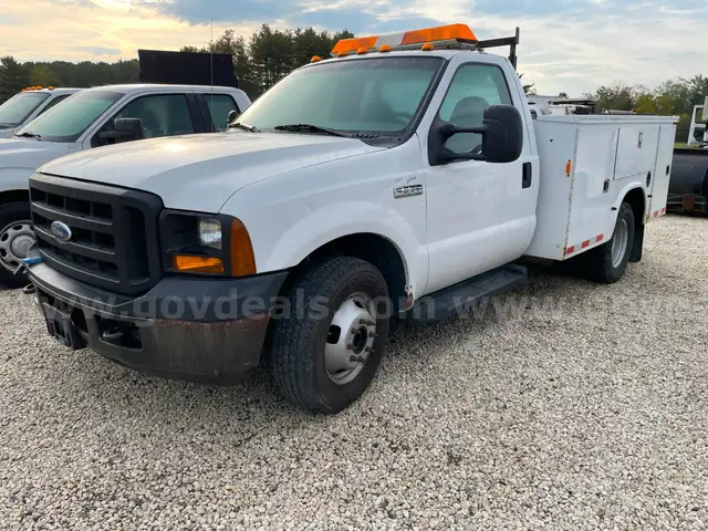 2006 Ford F-350 SD XL 2WD DRW with Utility Body