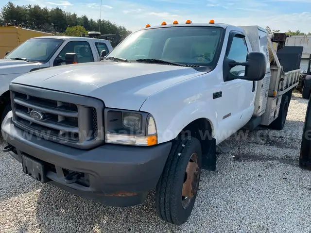 2004 Ford F-450 XL SD Reg Cab 4WD DRW Flatbed with 6.0L V8 Diesel