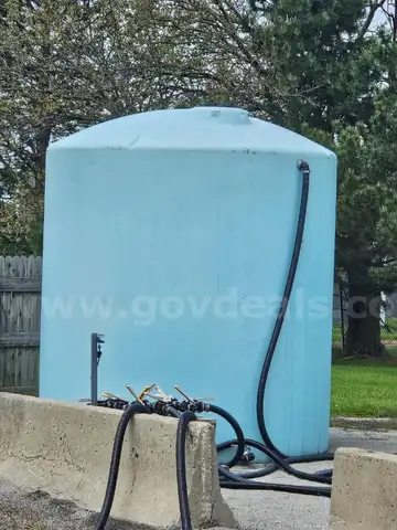 Liquid vertical liquid storage tank