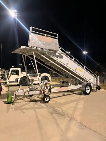 2006 Phoenix Metal PNX-PAS200T Passenger Stairs