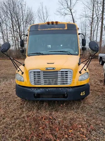 2006 Freightliner B2 Bus Chassis