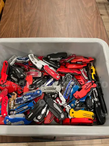 Utility knives, approximately 25lbs