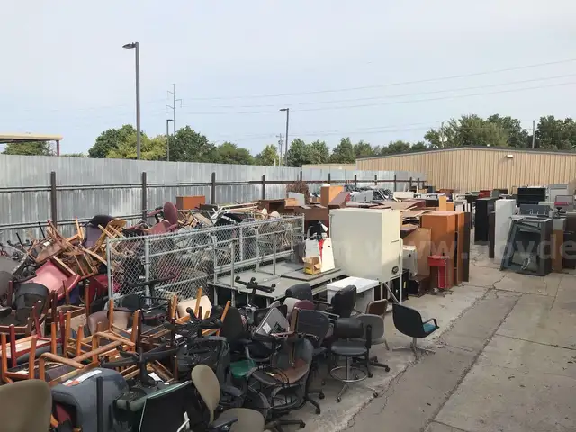 Miscellaneous furnishings, hospital beds, lab equipment - Lot 24