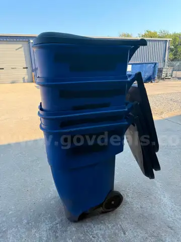 95 gallon trash receptacles, lot of 4