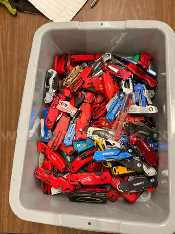 Knives, utility/box-cutters, approximately 30lbs
