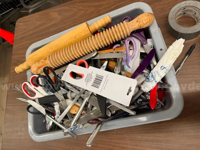 Scissors and kitchen items, approximately 30lbs - UNTESTED