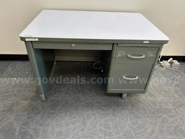 Desk - Metal - 3 Drawer - Has Key