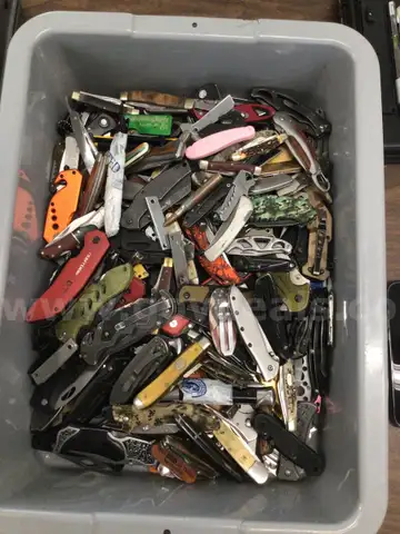 Knives, approximately 30lbs