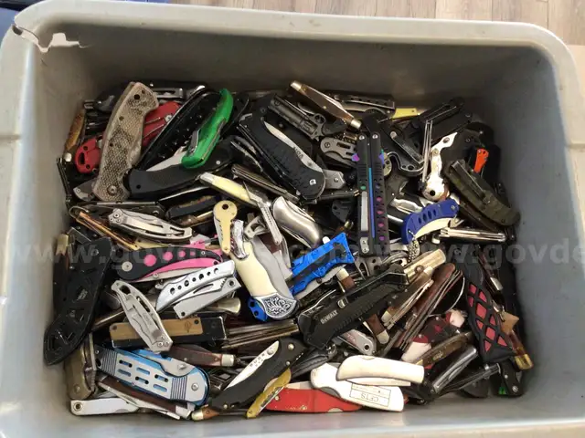 Knives, approximately 30lbs