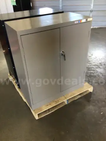 Cabinet, storage, lot of 2