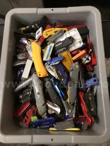 Knives, utility/box-cutters, approximately 30lbs