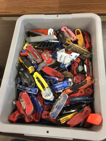 Knives, utility/box-cutters, approximately 30lbs