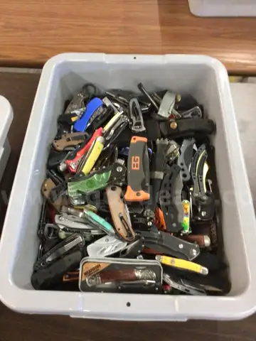 Knives, approximately 30lbs