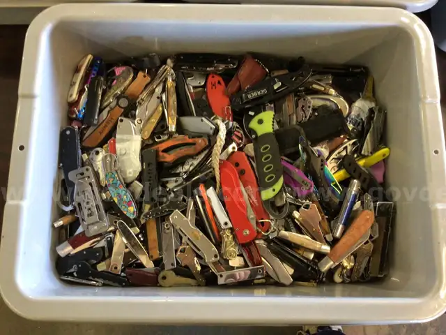 Knives, approximately 30lbs