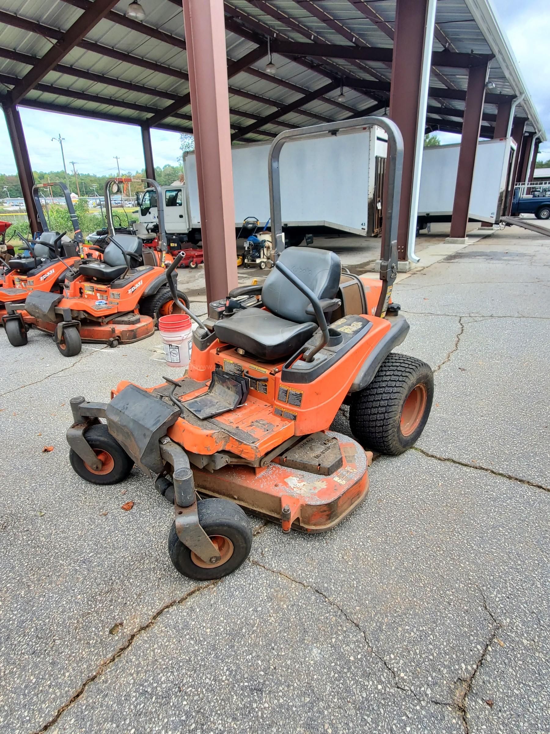 Kubota 60 inch mower best sale deck wheels