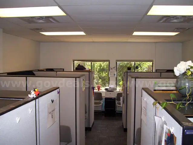 8 Office Cubicles &#x26; All Peripherals
