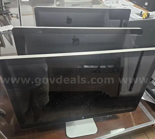 &#x1F4BB; Lot of 3 Apple Monitors
