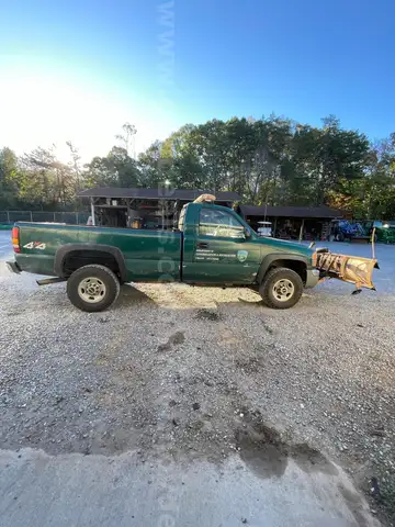 2005 GMC Sierra 2500 HD 4X4 w Plow