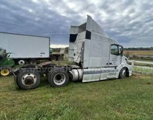 2004 Volvo Road Tractor Sleeper Cab