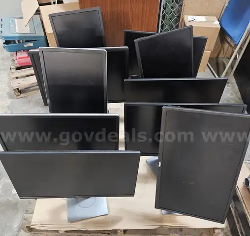 Lot of 10 Dell Monitors