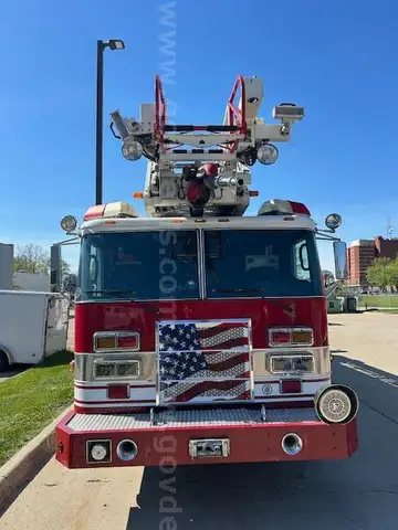 2003 Pierce 105&#x27; Ladder Truck