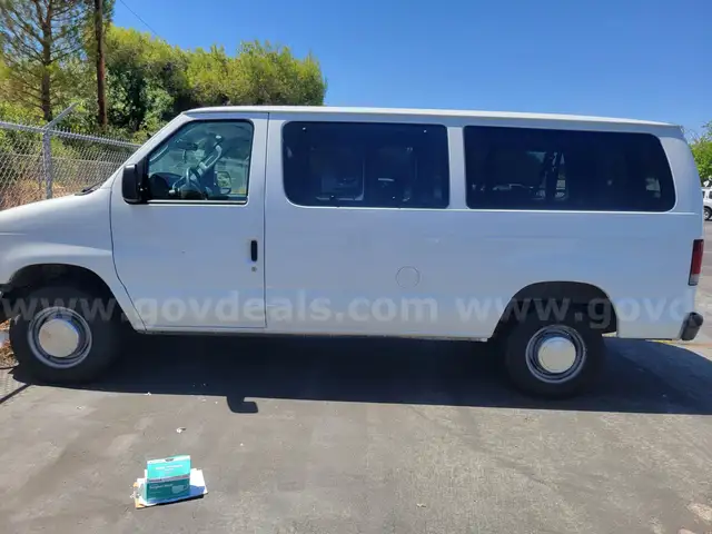 2005 FORD  PASSENGER VAN