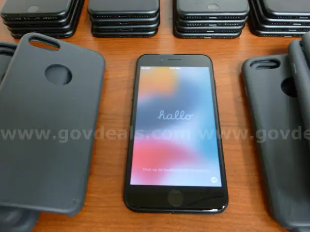 Lot of Apple and Samsung Cell Phones