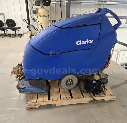 Clarke&#xAE; FOCUS&#xAE; II BOOST 28&#xAE; Walk Behind Midsize Scrubber