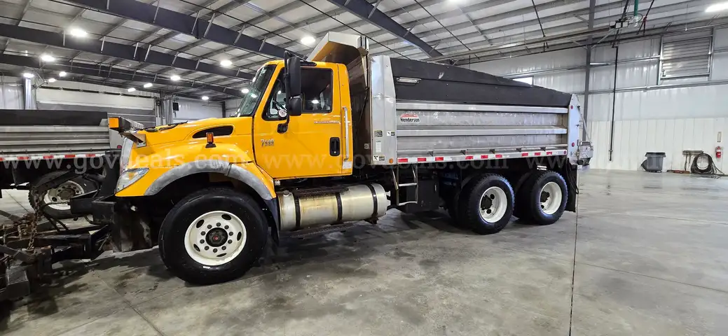 2007 International 7400 DT570 Henderson Dump Bed &#x26; Plow + Wing plow