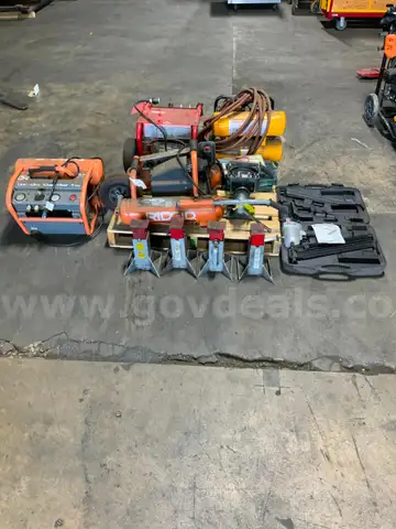 Lot of Tools Shop Equipment Supplies Portable Air Compressor Jack Stand Nail Gun Vise Hardware Fittings #W22
