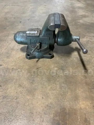 M1 1765 Heavy Duty Tradesman Combination Bench Vise Workshop Shop Metalworking Woodworking 6/1/2&#x22; Jaws #W48