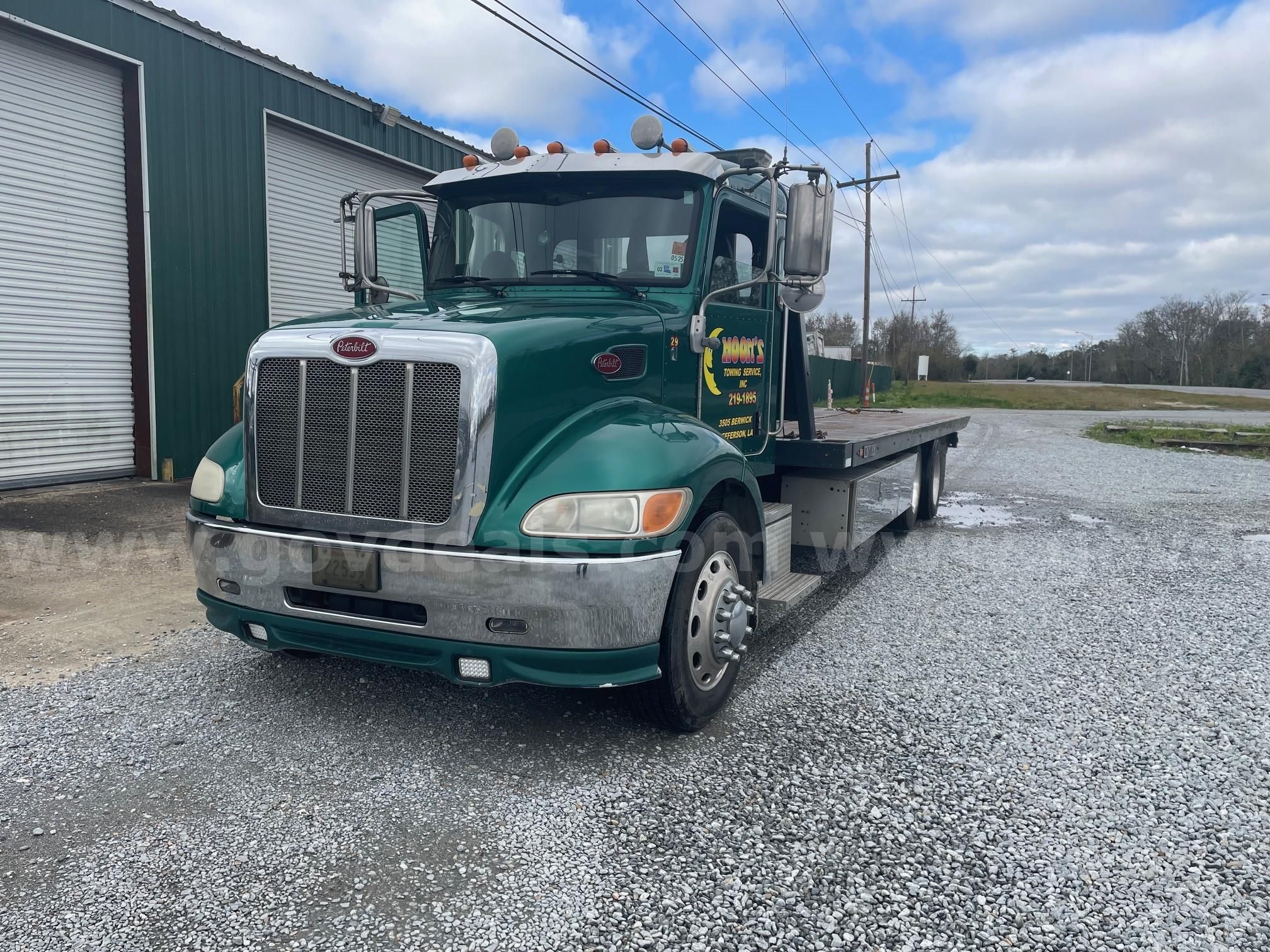 Photo of a 2015 Peterbilt 337