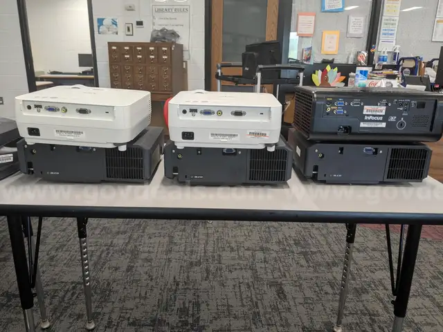 LOT of 7 Multi-Brand Projectors