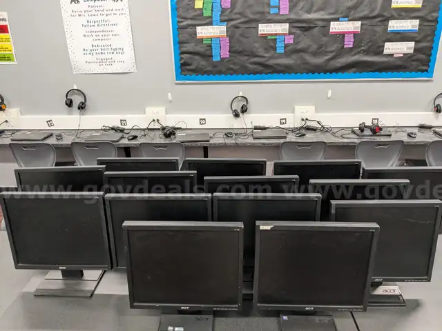 Lot of 50 Dell &#x26; Acer VGA Monitors