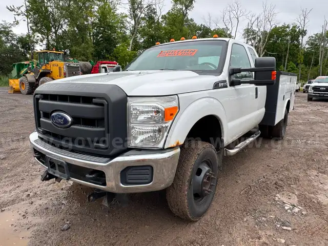 2015 Ford F-350 XL Super Duty 4x4 Crew Cab Utility Truck