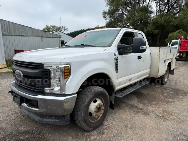 2018 Ford F-350 XL Super Duty Crew Cab 4x4 Utility Truck