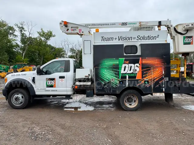 2017 Ford F-550 4x4 Super Duty Fiber Lab Bucket Truck